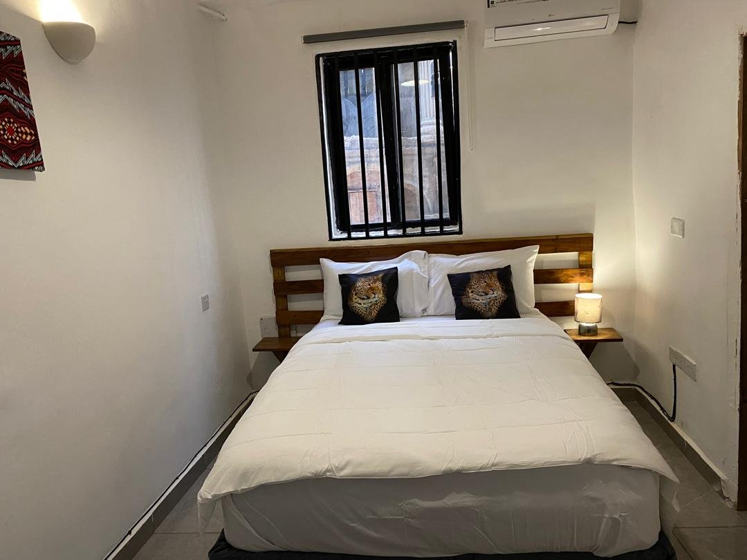 Comfort room with double bed and African art
