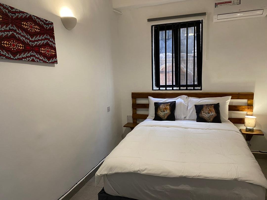 Comfort room double bed and wall art